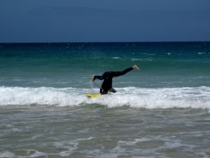 Kopfstand auf dem Surfboard 300x225 Die beiden FreshSurf Surfkurse vom 18. Juli 2011  Wellenreiten lernen im Norden von Fuerteventura