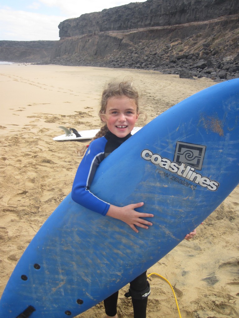 IMG 3764 768x1024 Kinder  Surfen auf Fuerteventura: Auf die Plätze...Fertig...Attacke! 
