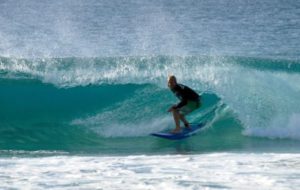Toby beim Surfen auf Fuerteventura