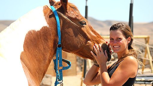 Reiterin mit ihrem Pferd auf Fuerteventura