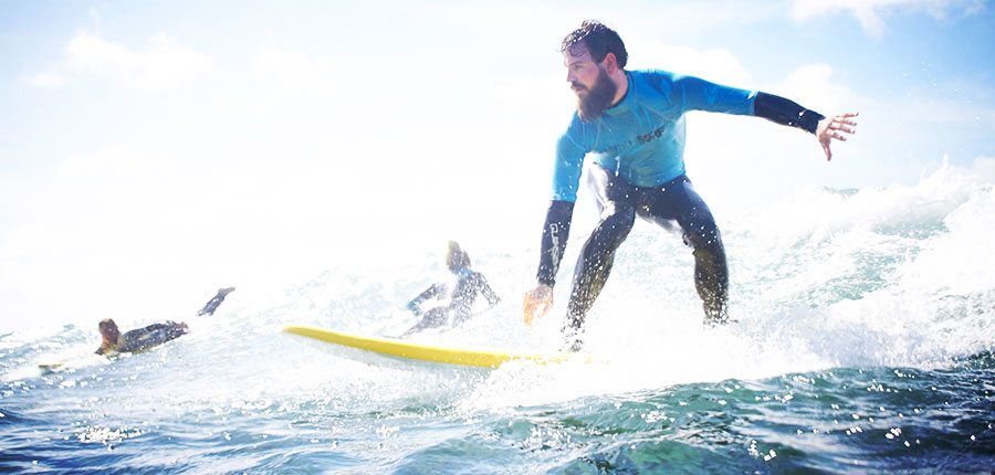 Surfcoaching vom Surfboard aus