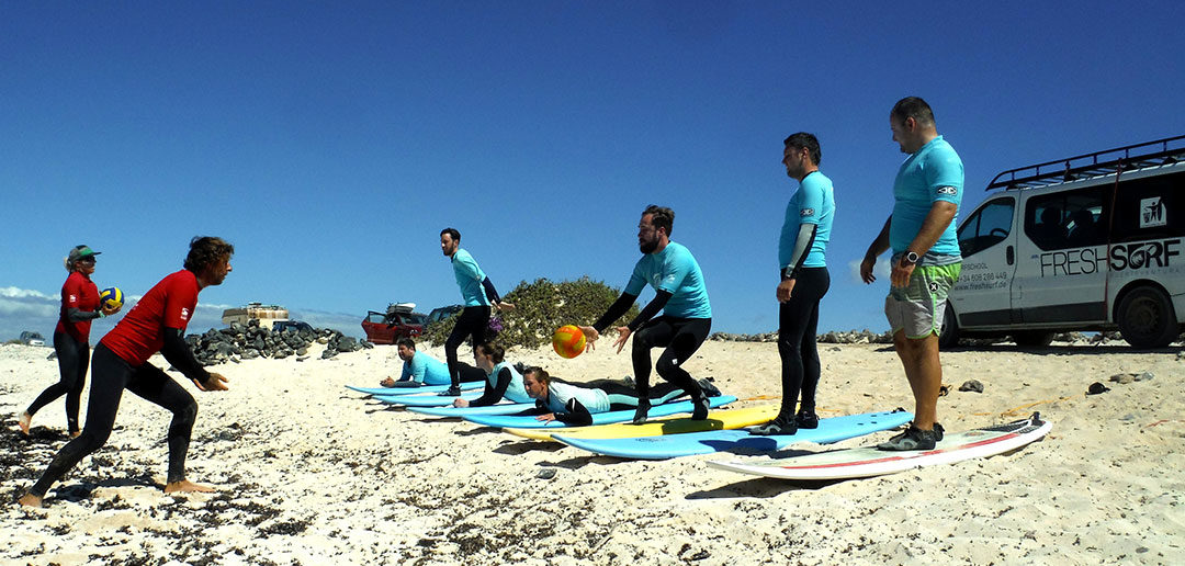 Gleichgewichtsübungen á la FreshSurf – Surfkurse auf Fuerteventura!