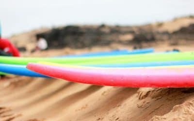 Surfboard im Flugzeug mitnehmen? – Übersicht über Gebühren der Airlines