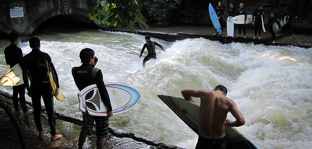 Eisbach-Surfen in München