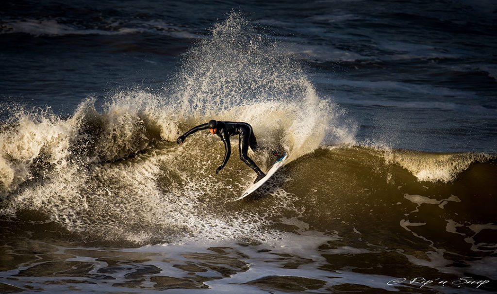 Oliver Hartkopp surft an den dänischen Küsten