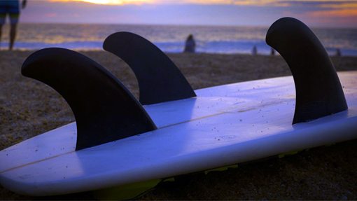 Surfboard Finnen am Strand