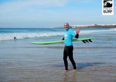 Christian freut sich: Das Wellenreiten klappt immer besser