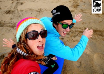 Unsere Surfcoaches Linda und Jordi sind für jeden Spaß zu haben