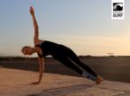 Yoga für Surfer - Wie der Sport deine Surf Skills verbessern kann 7 Der freie Arm wird langsam über die Seite geführt