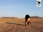 Yoga für Surfer - Wie der Sport deine Surf Skills verbessern kann 9 Der Kopf ist nach unten geneigt, die Hände liegen flach au dem Boden