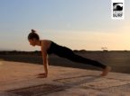Yoga für Surfer - Wie der Sport deine Surf Skills verbessern kann 5 Ava befindet sich in der Plank Position mit gestreckten Armen