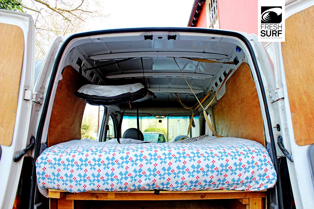 Das Surfboard wurde auf die Spanngurte gelegt