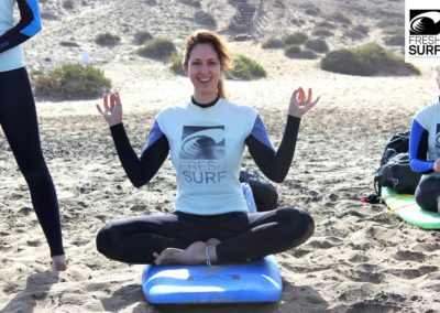 Yogapose auf Surfbrett