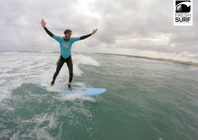 Marco mit viel Spaß beim Surfen