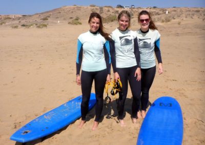 Drei Mädels bereits fürs Surfen