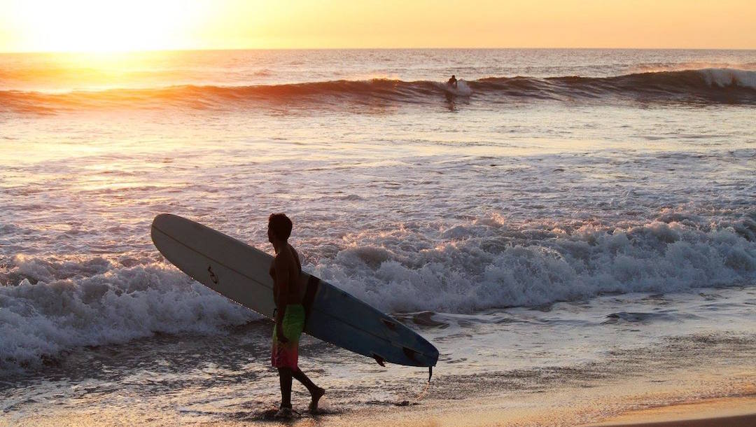 Longboarden in Nicaragua bei Sonnenuntergang