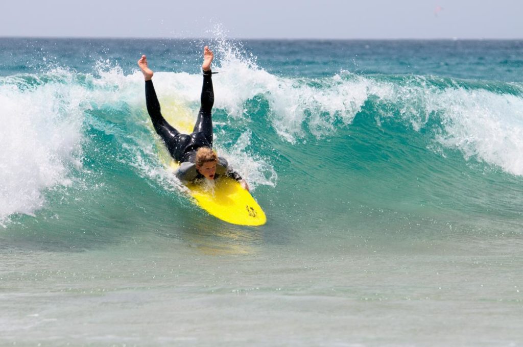 der richtige wipeout beim surfen