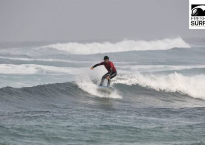 Surfcoach auf der Welle