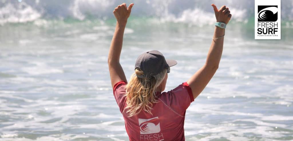 Surflehrerin von hinte