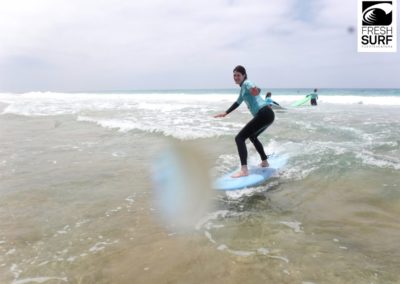 Surfschülerin auf der Welle