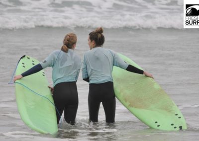 zwei Surfermädels