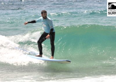 Surfschüler mit grüner Welle