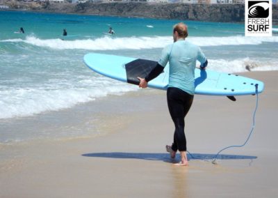 Auf ins Wasser beim Surfkurs auf Fuerteventura