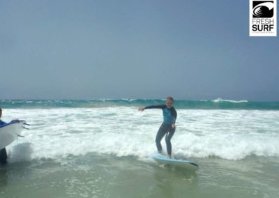 Surfschülerin im Weißwasser