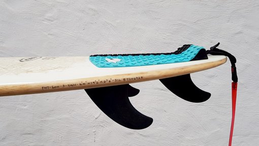 Die Maße eines Surfboards am Stringer