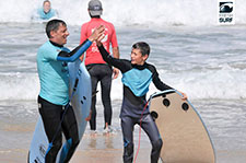 Familien-lernen-Surfen-auf-Fuerteventura-2