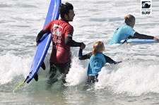 Kinder-surfen-auf-Fuerteventura