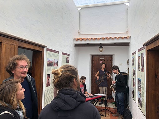 Fotoausstellung mit Band