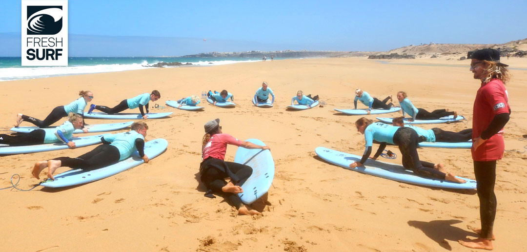 Surfcamp-aufwärmen-am-strand