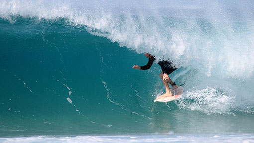 Surfer, der eine Barrel auf Fuerteventura surft