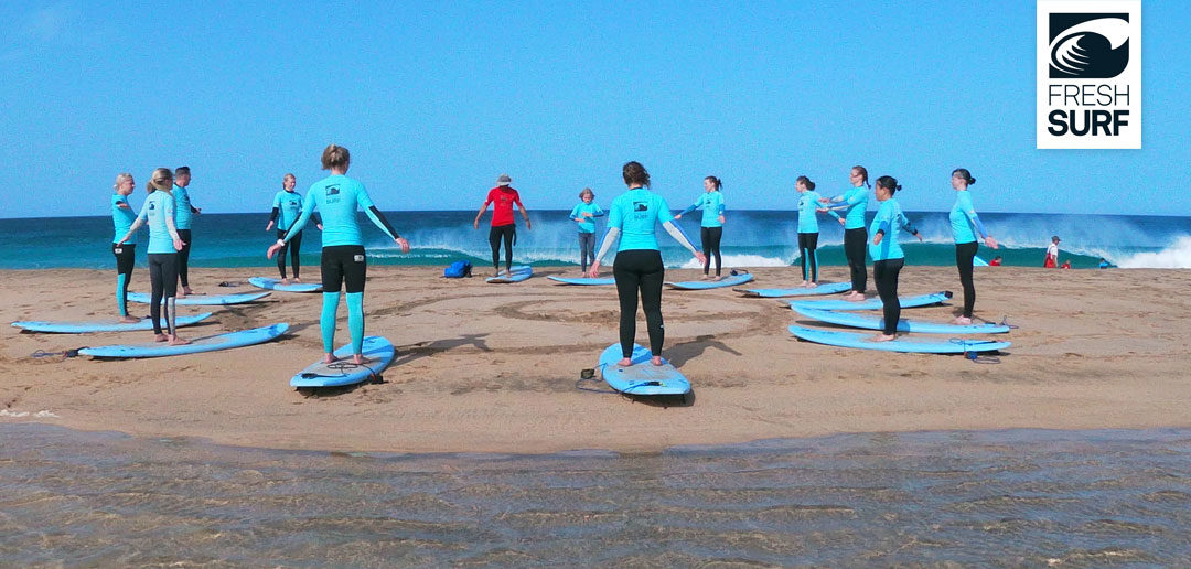 Surfkurs-Beginn in der türkisblauen Lagune von El Cotillo