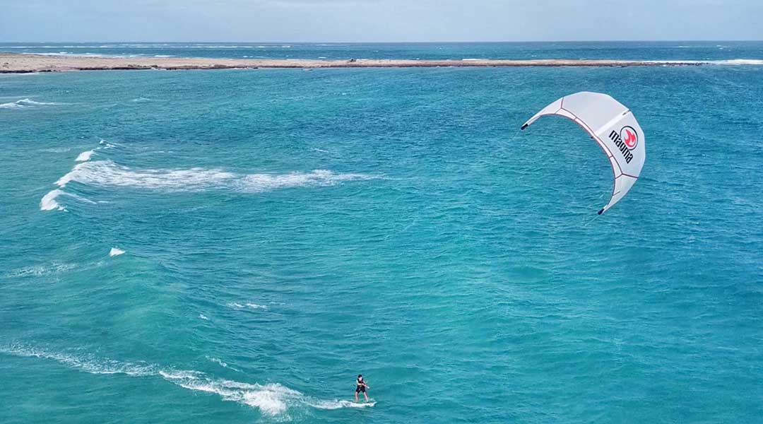 Kitesurfer in den Wellen
