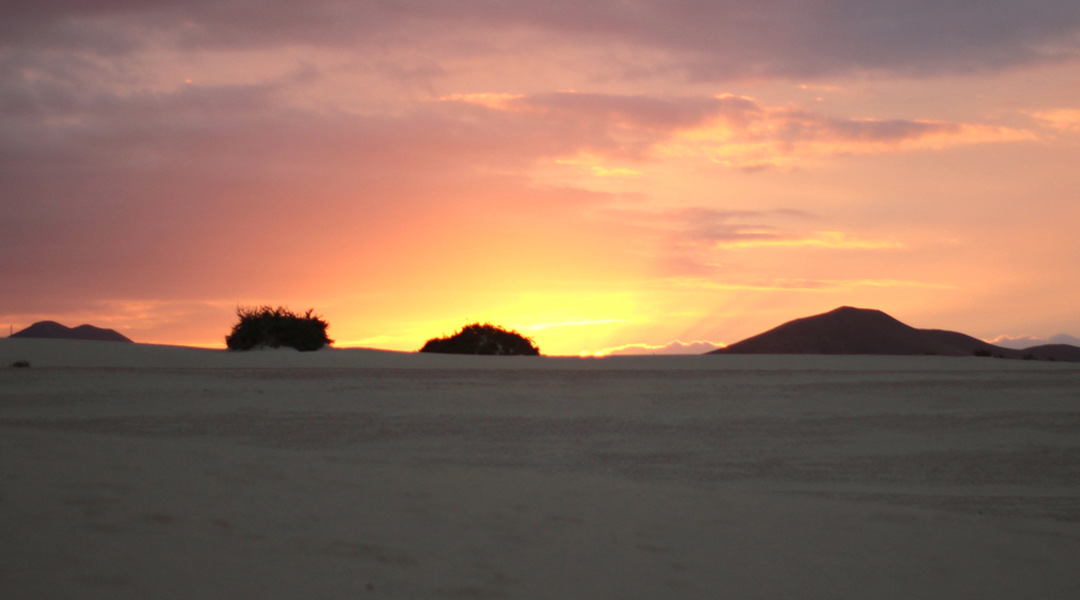 Sonnenunteaergang hinter den Dünen von Corralejo