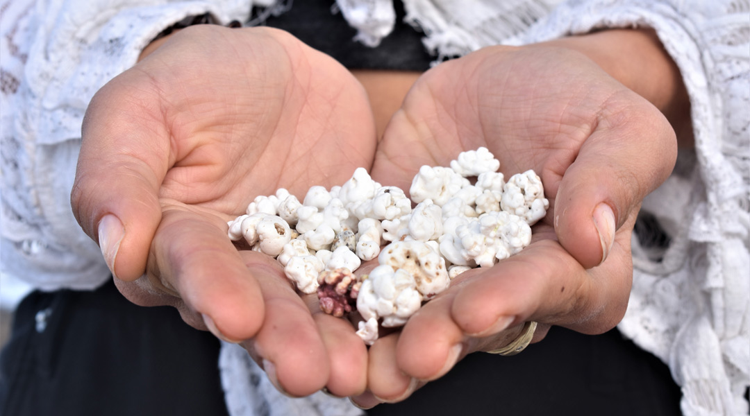 Popcorn in der Hand wie ein Herz