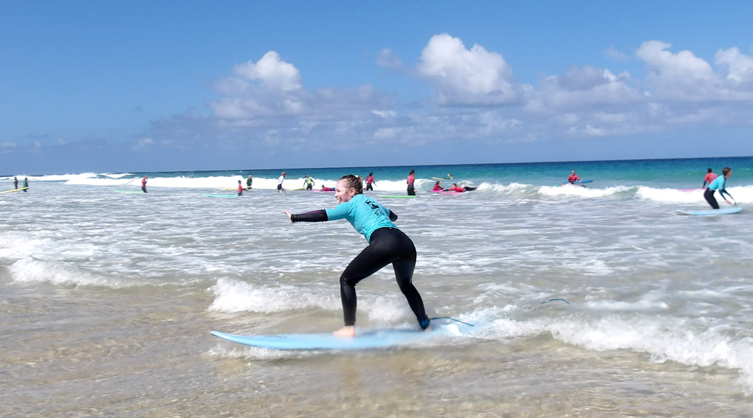 Surfer/innen auf Fuerteventura Takeoff