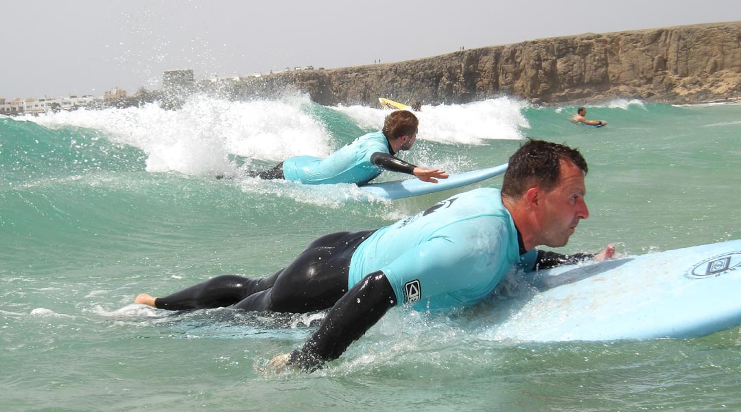 Surfkurs auf Fuerteventura paddeln