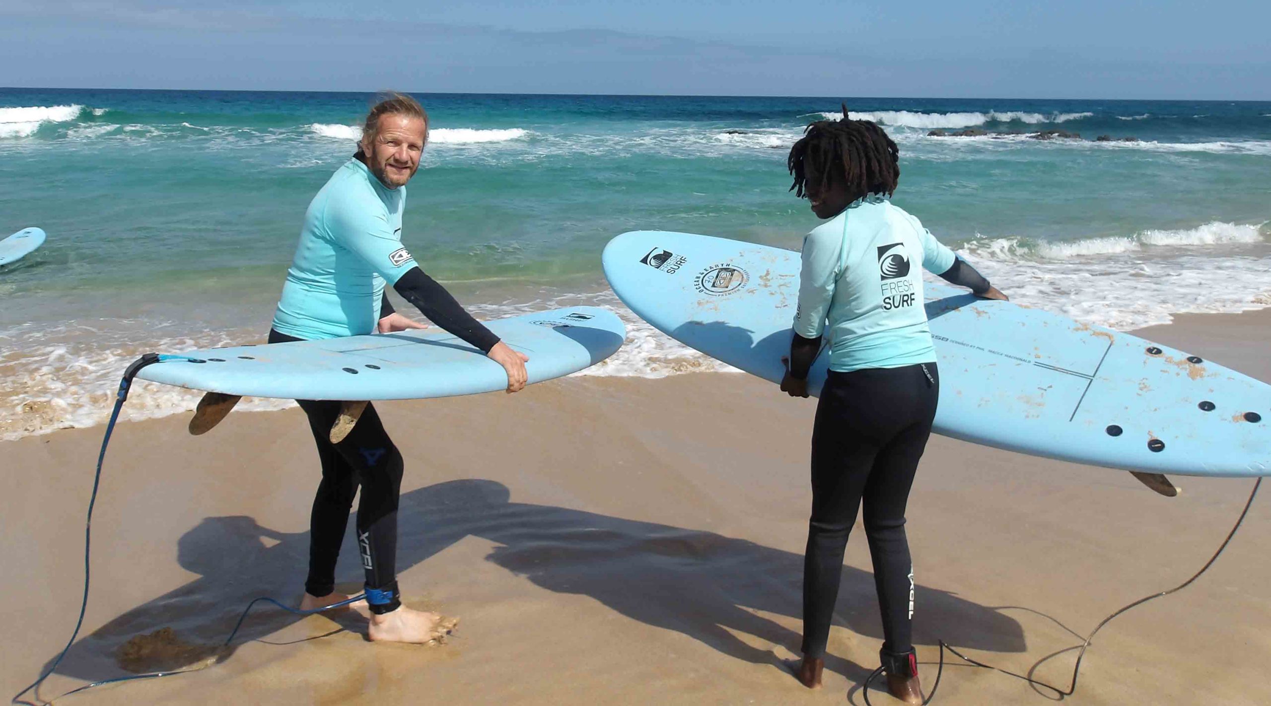 Surfen mit der Familie Vater Surfen mit der Familie Vater