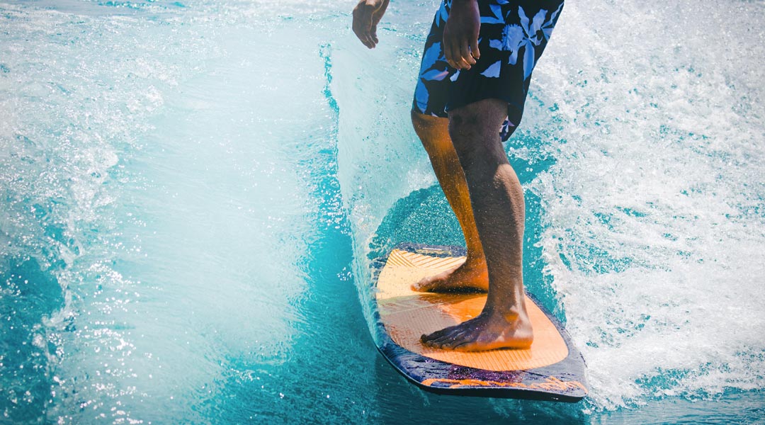 Zwei Sportarten im Vergleich: Snowboarden vs. Surfen