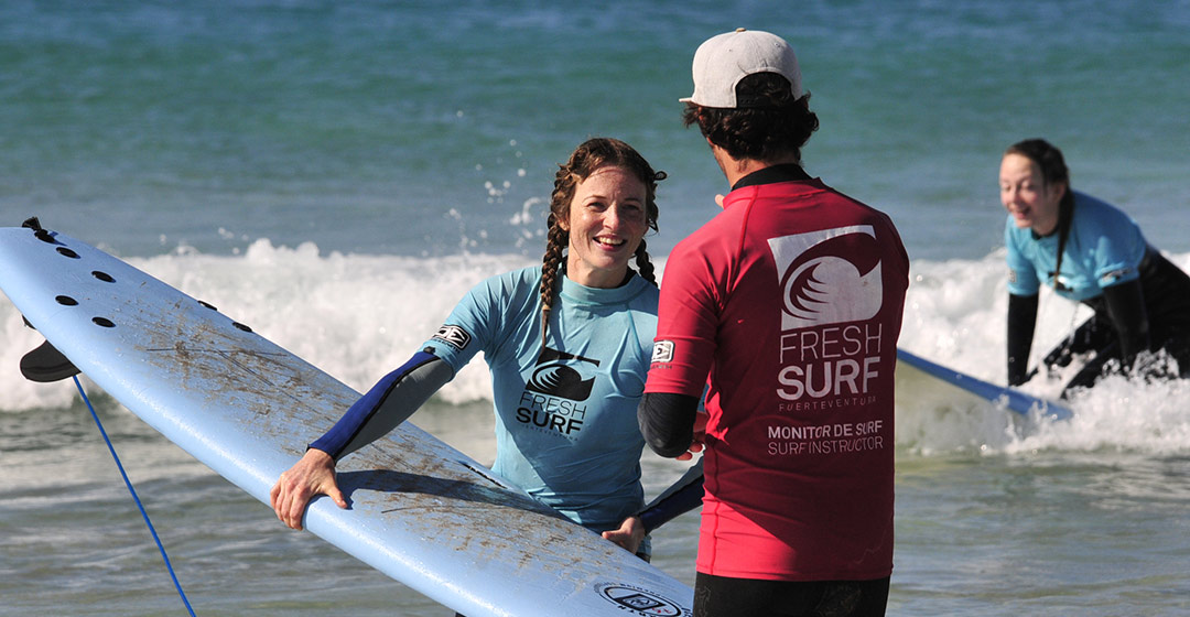 Instructores-de-surf-profesionales-en-un-buen-campamento-de-surf
