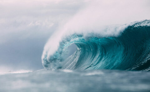 What are the dangers of surfing? 2 A powerful hollow breaking wave.