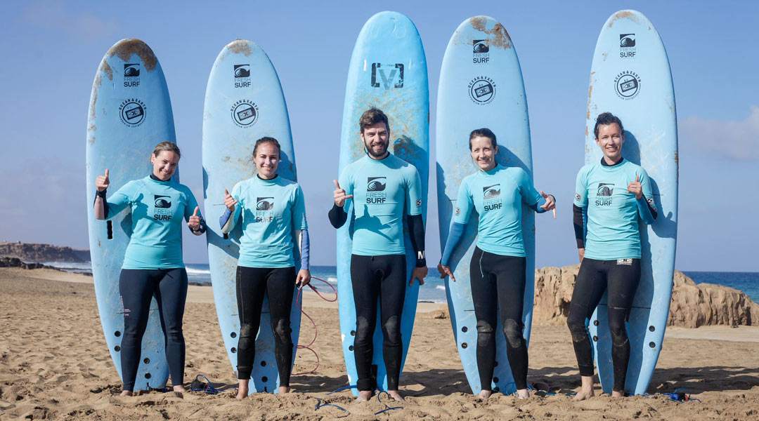 gemeinschaft beim surfen im surfcamp auf fuerteventura