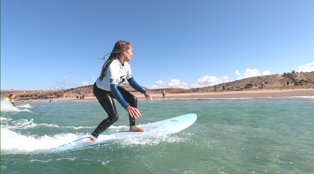perfekte bedingungen beim surfen im surfcamp auf fuerteventura