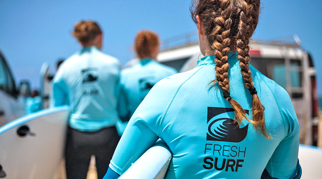 fortschritte im surfkurs im surfcamp board tragen