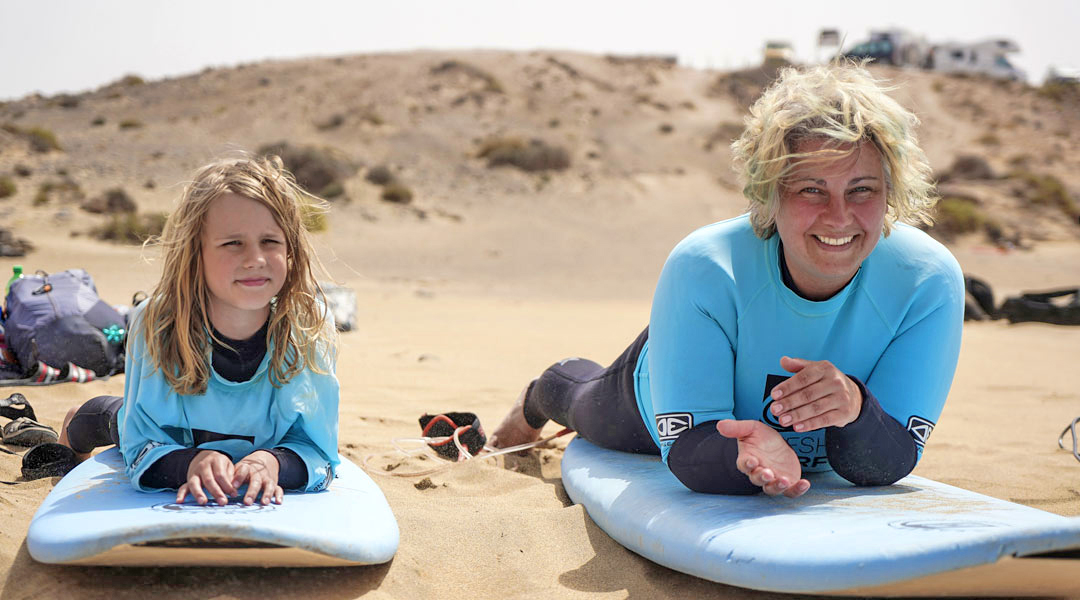 surfkurse und fortschritt im surfcamp material