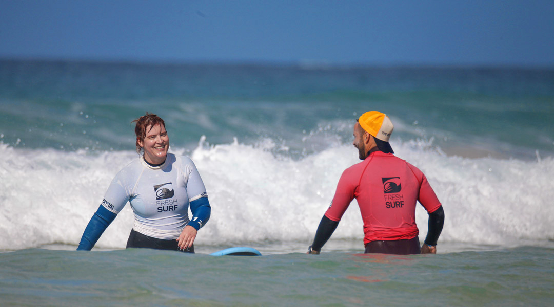 surfkurse und fortschritt im surfcamp surflehrer