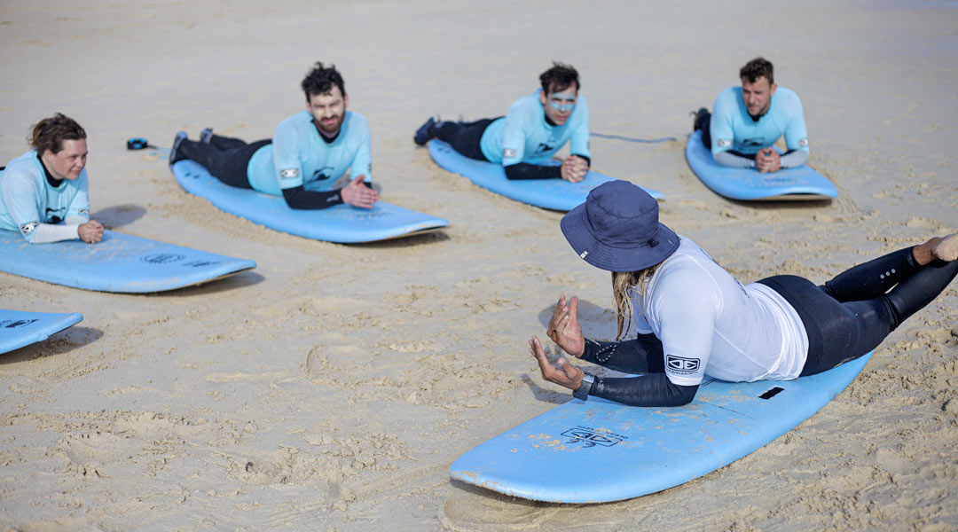 surfkurse und fortschritt im surfcamp technik